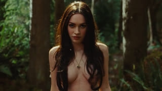 Megan Fox si spoglia nel bosco